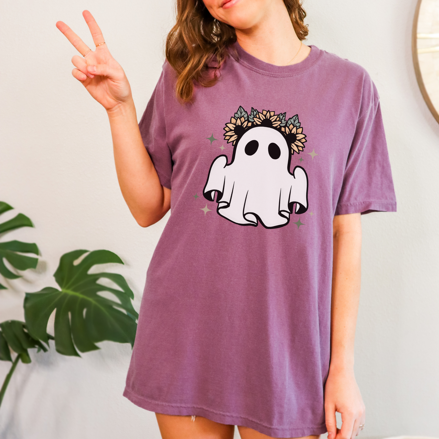 Hippie Ghost Halloween T-Shirt, Retro Vintage Halloween Tee, Flower Floral Print, Halloween Shirt for Mom, Halloween Gift, Halloween Costume